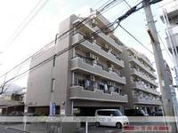 エンブレム山越の外観