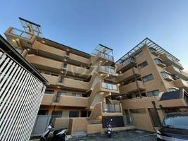 ロイヤルヒルズ待兼山の外観