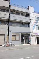 「STEP RIGHT UP」302の外観