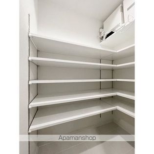 コンフォリア東新宿の画像