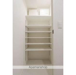 コンフォリア東新宿の画像