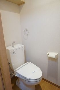 ぐりーんすくえあのトイレは暖房便座です。冬でもお尻がヒヤッとしません☆