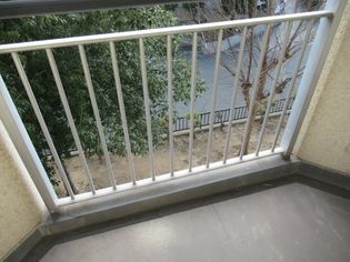 兵庫県公社 播磨城ノ宮3号棟の外からの目が気にならないバルコニーで洗濯物が干せます