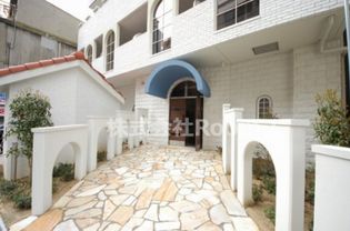 ヴィラ・リヴィエールの毎日通るエントランスはこのようになっています