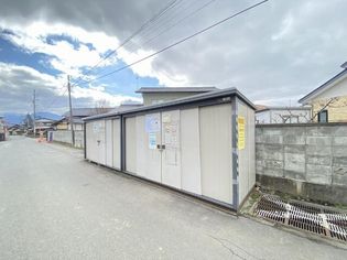 敷地内ではないですが、目の前にゴミステーションあり
