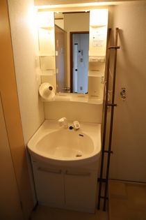 プレアール荒木の明るい洗面所です