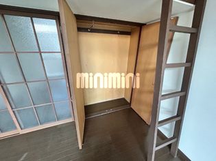 大石ハイツAのハンガーにかけたまま洋服が収納できます