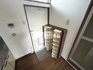 大石ハイツAの玄関にはもちろん下駄箱が付いております