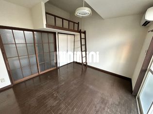 大石ハイツAの7帖の洋室です