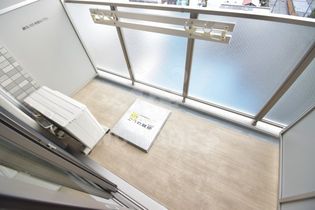 エスリード新北野グランリンクの暖かな日差しのふりそそぐバルコニー