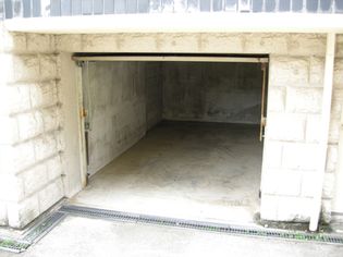 メゾン・ドセラヴィのガレージ駐車場1台賃料込み!