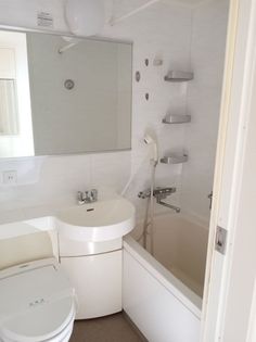 メゾン・ドセラヴィの温水洗浄暖房便座&暖房乾燥機換気扇付きで便利◎