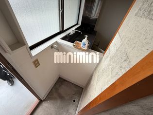 ブランドール 北棟の室内洗濯機置き場です。