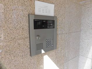 マリベールFK二葉の1階共用玄関にオートロックあります