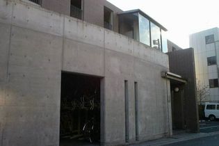 アークナカノのおしゃれな外観。奥が駐輪場になっています