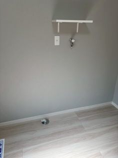 ダービーハウスの洗濯機置場:室内に新設、上部に使いやすい棚も設置:2025年