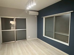 ダービーハウスのそれぞれの窓に雨戸あり