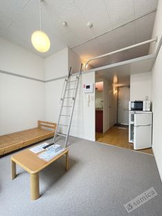 レオパレスきららのゆったり過ごせる居間、天井の高さが解放感を演出。