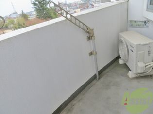 旭サークルコンフォートの広々としたバルコニーなので布団なども干せそうですね。