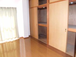 Kコート大学前の天袋(上)、押入(下)