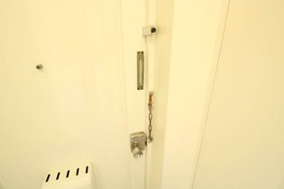 ビレッジハウス銭函1号棟の玄関チェーン