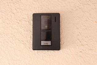 ローレルマンション斉木 A棟のモニター付きインターホン設置済です。