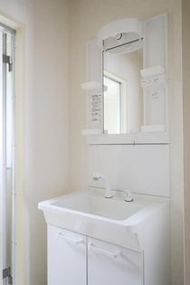 ローレルマンション斉木 A棟の独立洗面台です。