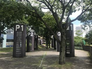 URアルテ横浜の建物裏遊歩道