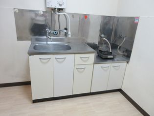 仙石マンションの広い作業スペースとガスキッチン