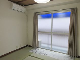 仙石マンションの明るい南西面の掃出し窓