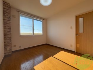 コーポ旭豊の寝室はこちらです。光が差し込む、温かみのあるお部屋です。