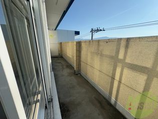 コーポ旭豊のバルコニーは幅があり、広い印象を受けました。