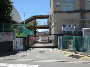 石切小学校(小学校)まで699m