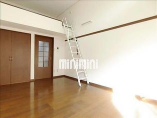 シャンブル八乙女の7.5帖の洋室です。