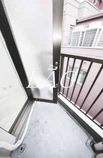 メゾン・ド・ロアイヤルのバルコニーです。