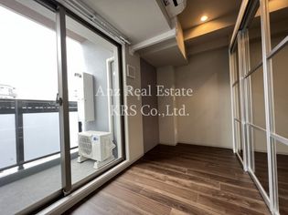 WORVE大阪本町の約3.4帖の洋室にはワークスペースになる小部屋があります。