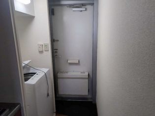 レオパレスフォンターナの明るい玄関です