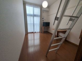 レオパレスフォンターナの明るい室内です