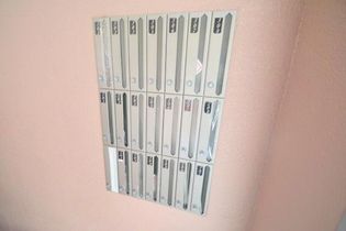 ピスケス花園のロビーにある各部屋毎のメールボックス。