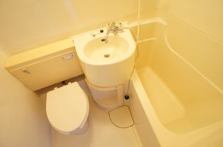 ヴィラ・ビアンカのお掃除しやすい!洗面台付き3点ユニットです☆