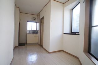 ヴィラ・ビアンカの白を基調とした室内でお部屋を明るく演出してくれます!