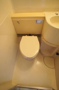 ヴィラ・ビアンカの白を基調とした空間で清潔感のあるトイレです♪