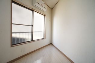 ヴィラ・ビアンカの南東向きで日当たり良好なお部屋!暖かな日差しが入ります♪