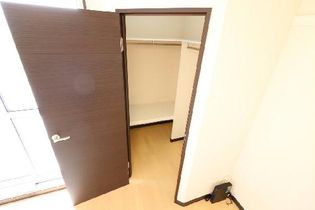 レオネクストイン園部のウォークインクローゼットにより女性の方でも収納が安心!