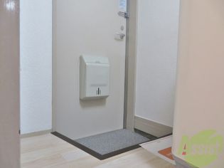 アーバンハイツセレーノの玄関の様子です。明るい印象ですね。気分もあがりそう。