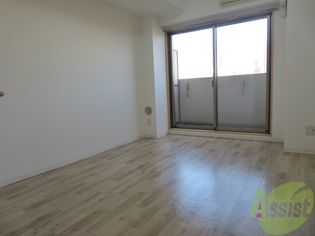 フォレスト・ヒル仙台青葉のベランダ側から洋室を撮影しました。家具をどう置こうかな~。