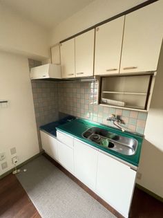 アールズコートの換気扇、横に窓のある換気十分なキッチンとなっております!