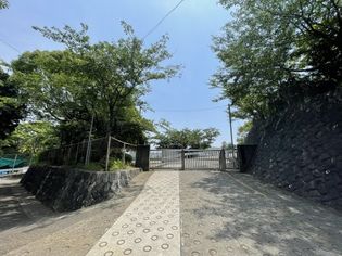 鎌倉市立岩瀬中学校(中学校)まで334m
