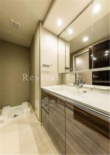 パークスフィア牛込神楽坂の大きい鏡面の洗面でございます