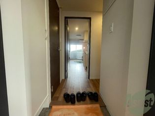 マルドミ向山の玄関から撮りました。リビングから明るい光が差し込んでいますね